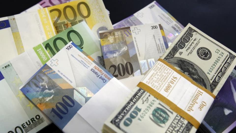 Quarterly Decline in Banks' Foreign Currency Assets Amid Surge in Cross‑Border Claims