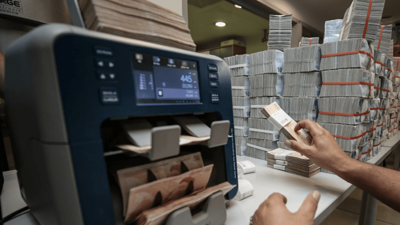 Bank Deposits Surge to Record Levels: Implications for the BIST 100
