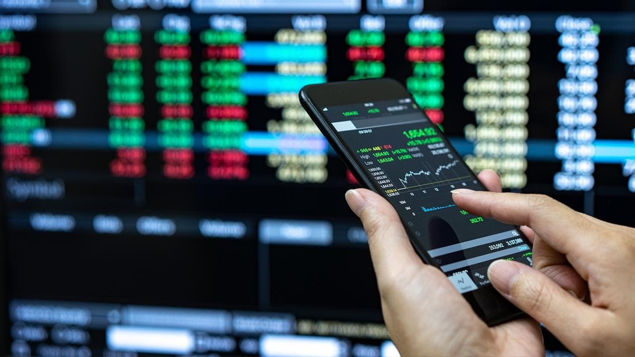 Fed Holds Rates Steady: Market Uncertainty and the Shadow of AI Investments