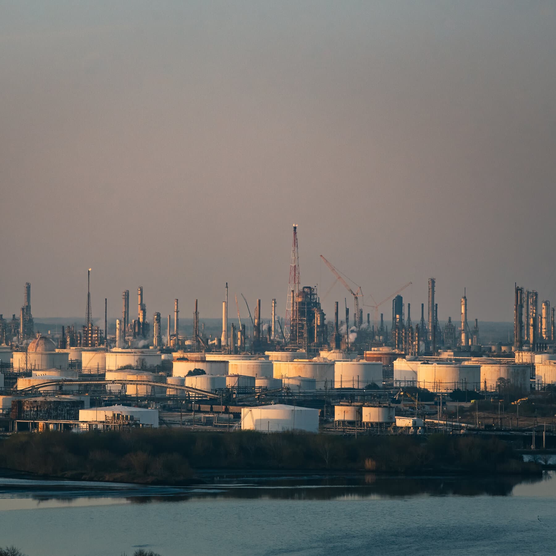 Iran Tensions Catapult Oil Profits to Multi‑Year Peaks