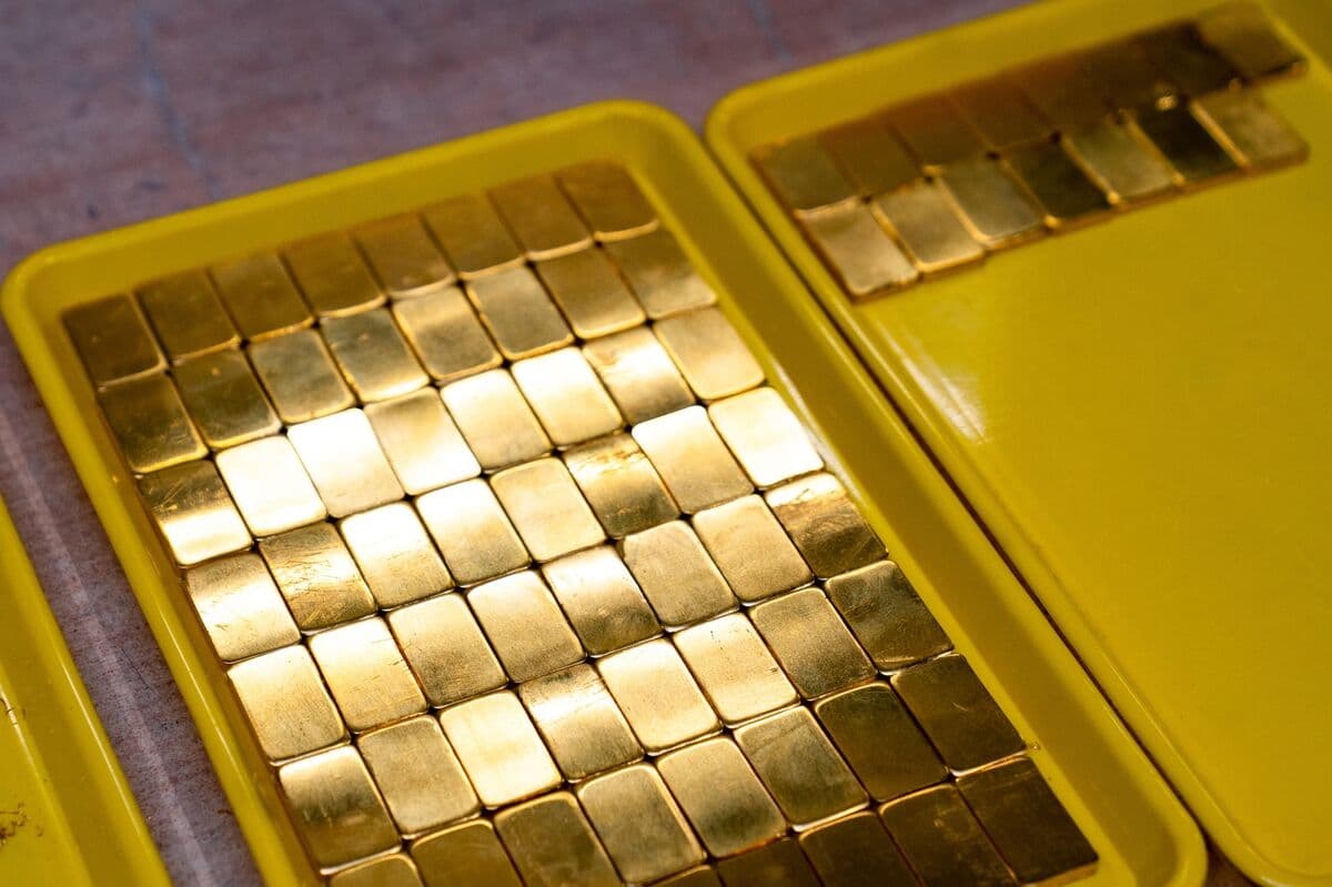 US-Iran Renewed Strikes Weigh on Gold as Energy Surge Fuels Rate-Hike Bets