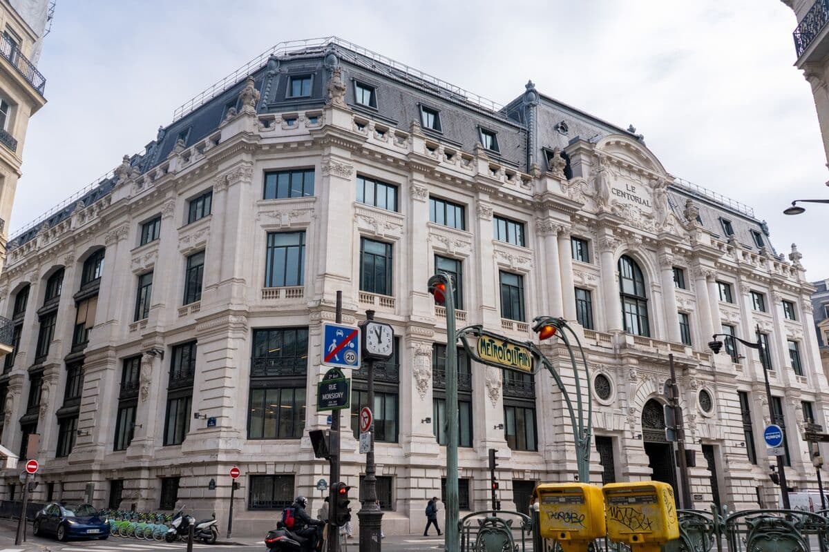 BlackRock, the world's largest investment company, announces shocking news: CEO is stepping down.