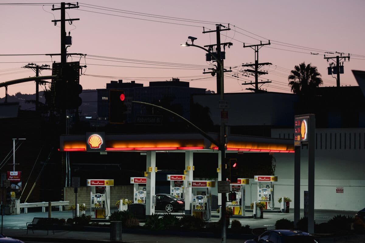 Fuel Prices Surge Amid Crude Oil Price Divergence: Economic Implications