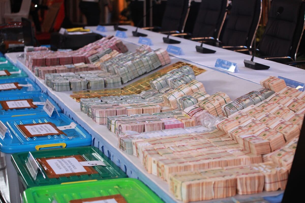 Fall of Indonesia’s Top Graft Hunter: Gold and Cash Scandal Sends Shockwaves Through Markets