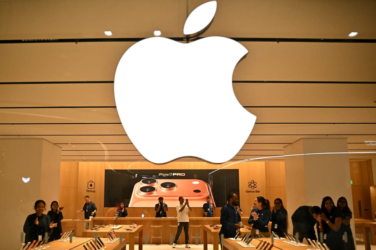 Apple Extends Stock Rally as AI Strategy Wins Over Wall Street