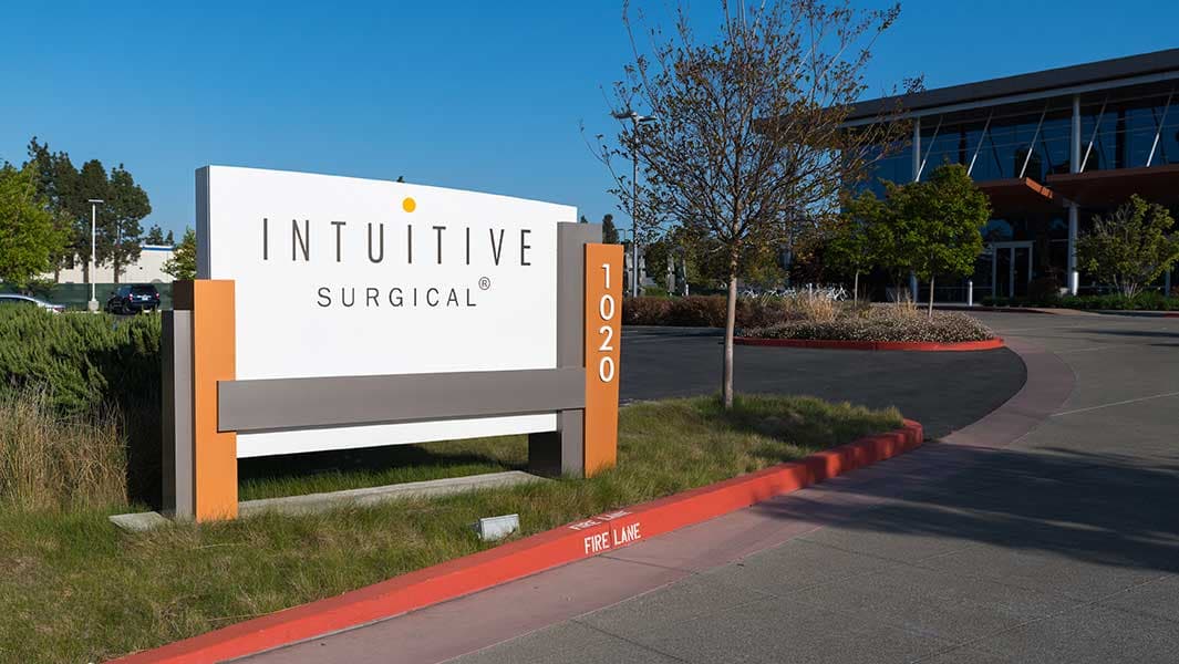 Robotic Surgery Titan Plummets as Growth Guidance Hits Multi-Year Low