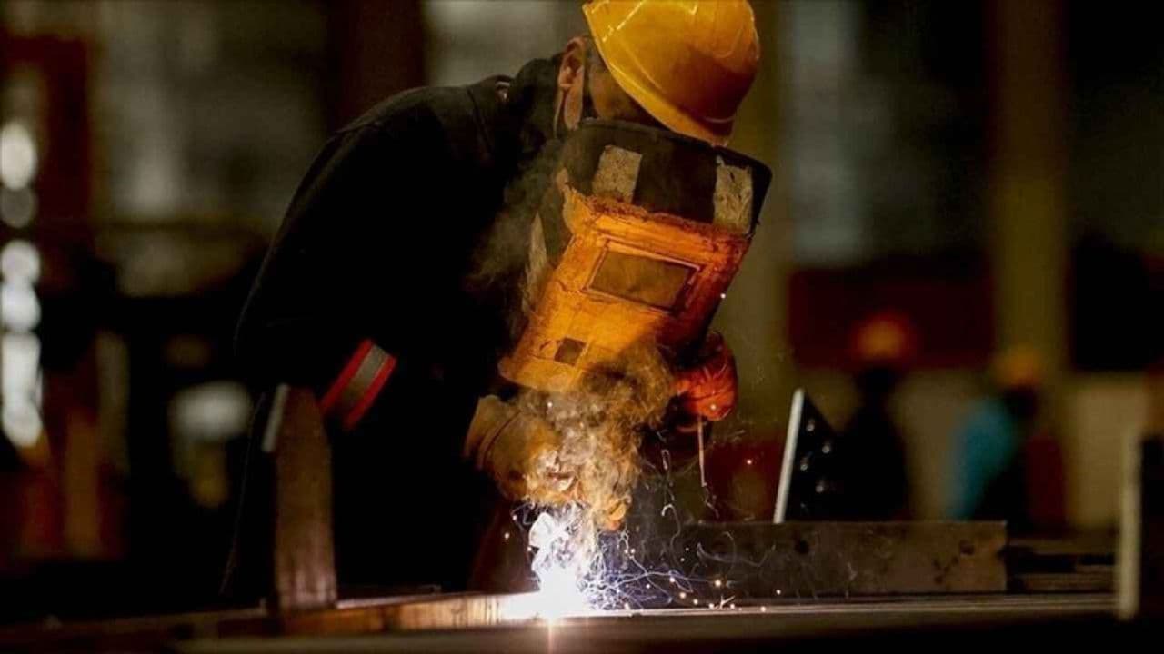 Sektörel Dalgalanmalar: Sanayi Düşerken Ticaret‑Hizmet Yükseldi, 15,97 Milyon Ücretli Çalışan