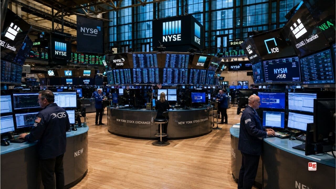 Wall Street Opens Mixed: SK Hynix's US Debut Shakes Chip Market