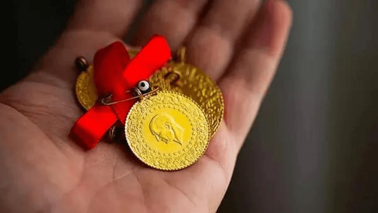 Gold Retreats from Two-Week High Ahead of Fed Decision: Markets Price in Uncertainty