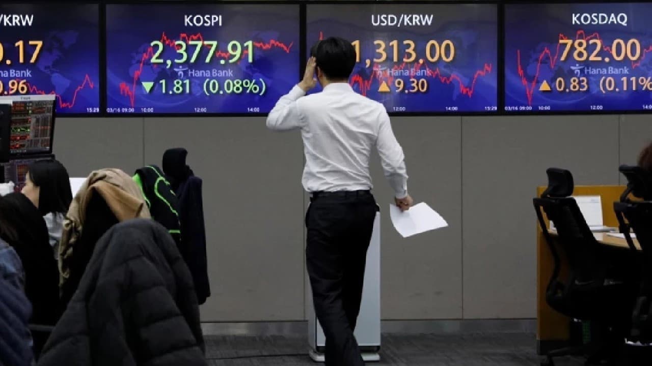 US Iran Strikes and Hormuz Tension Push Asian Markets into the Red