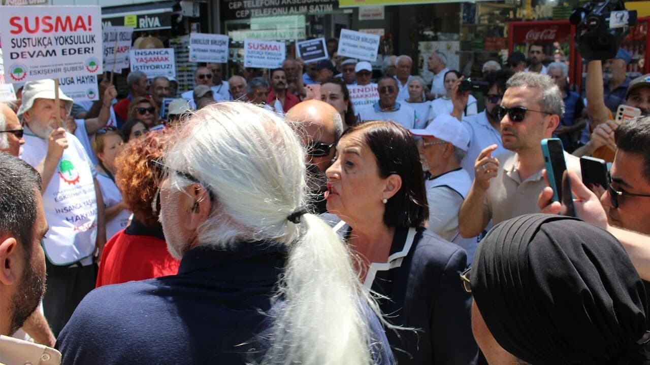 Emekli Eylemine Butlancı Olma Girişimi: CHP'li Jale Nur Süllü'nun Protestoya Tanık Olması