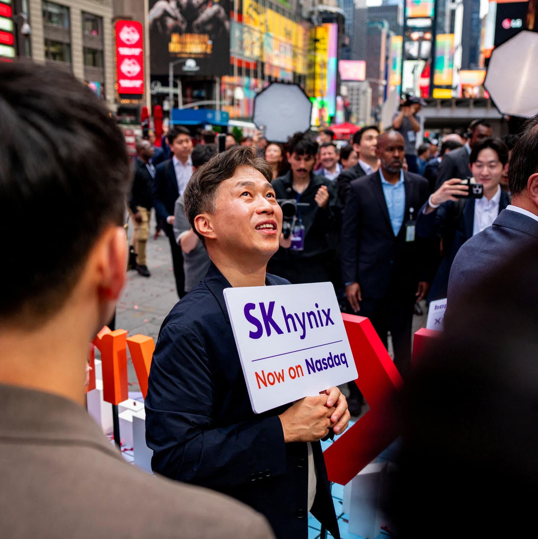 AI Euphoria Propels SK Hynix Above IPO Price in US Debut